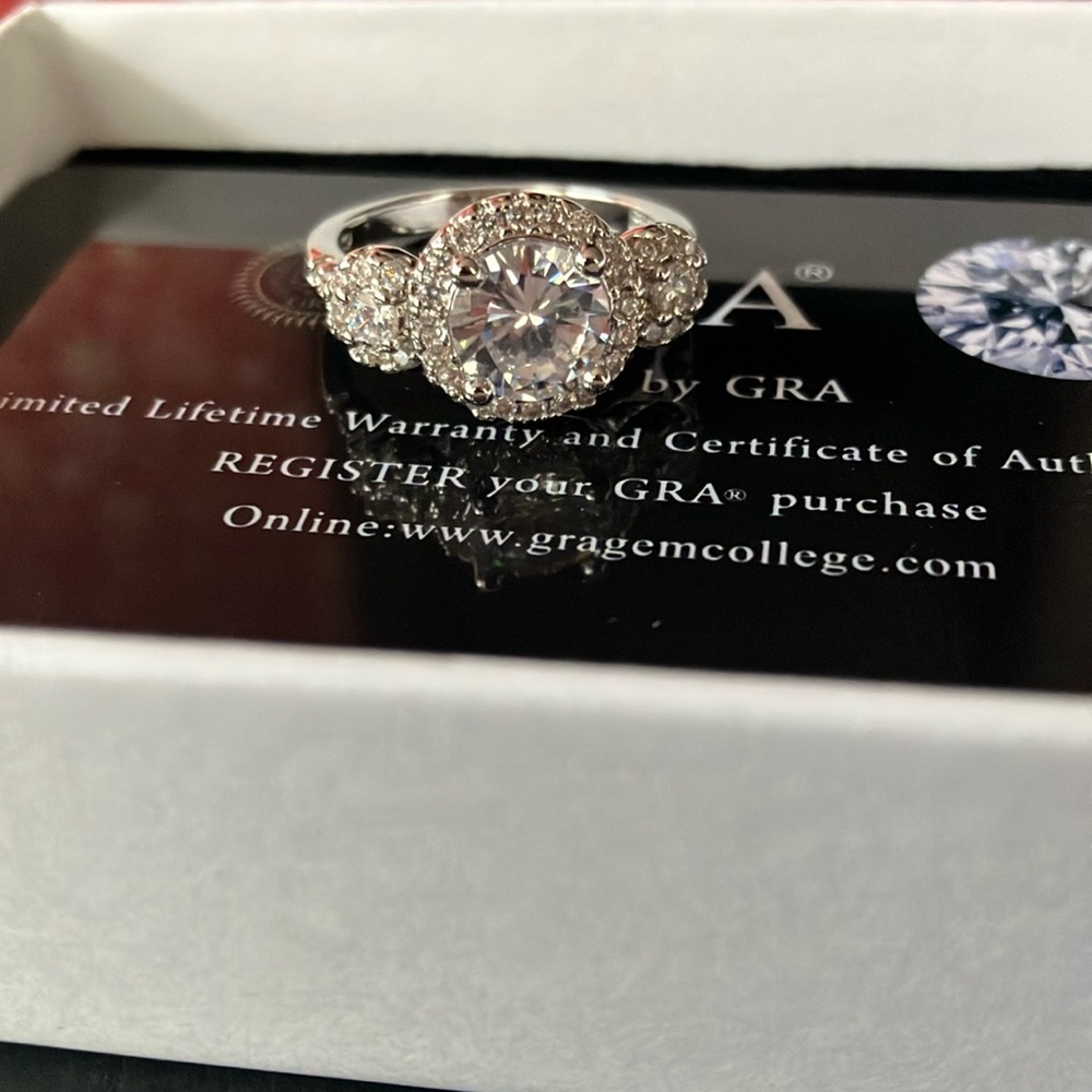 2.5cttw - 3 Halo - Moissanite Wedding Ring 2CT VVS1
Main Stone,925 Silver